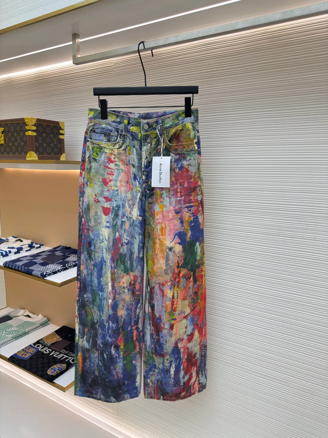 Acne Studios paint-printed jeans ●Authentic product: Purchased and developed by 6263 ●Item number: 1680126-A75 ●Material: denim ●Technology: Printing ●Version: Fitted version ●Size: 32-34-36-38-40-42 ●Description: Using advanced 3D printing technology and high-quality 3D cold transfer printing technology to ensure that the denim fabric has the same texture and feel as traditional denim. Use 3D printing technology to restore the original color saturation, accurately control the thickness and texture of the denim fabric, and use an advanced 3D printer to print the denim fabric layer by layer until the entire part is completed. Each piece is separated efficiently and accurately through computer typesetting and laser cutting. The overall routing is straight and delicate, the fabric is comfortable and soft, the color is consistent and there is no color difference, it can be matched with the same style to create a fashionable look, and can be used in various occasions, customized accessories, complete with three standards, the same style for men and women!